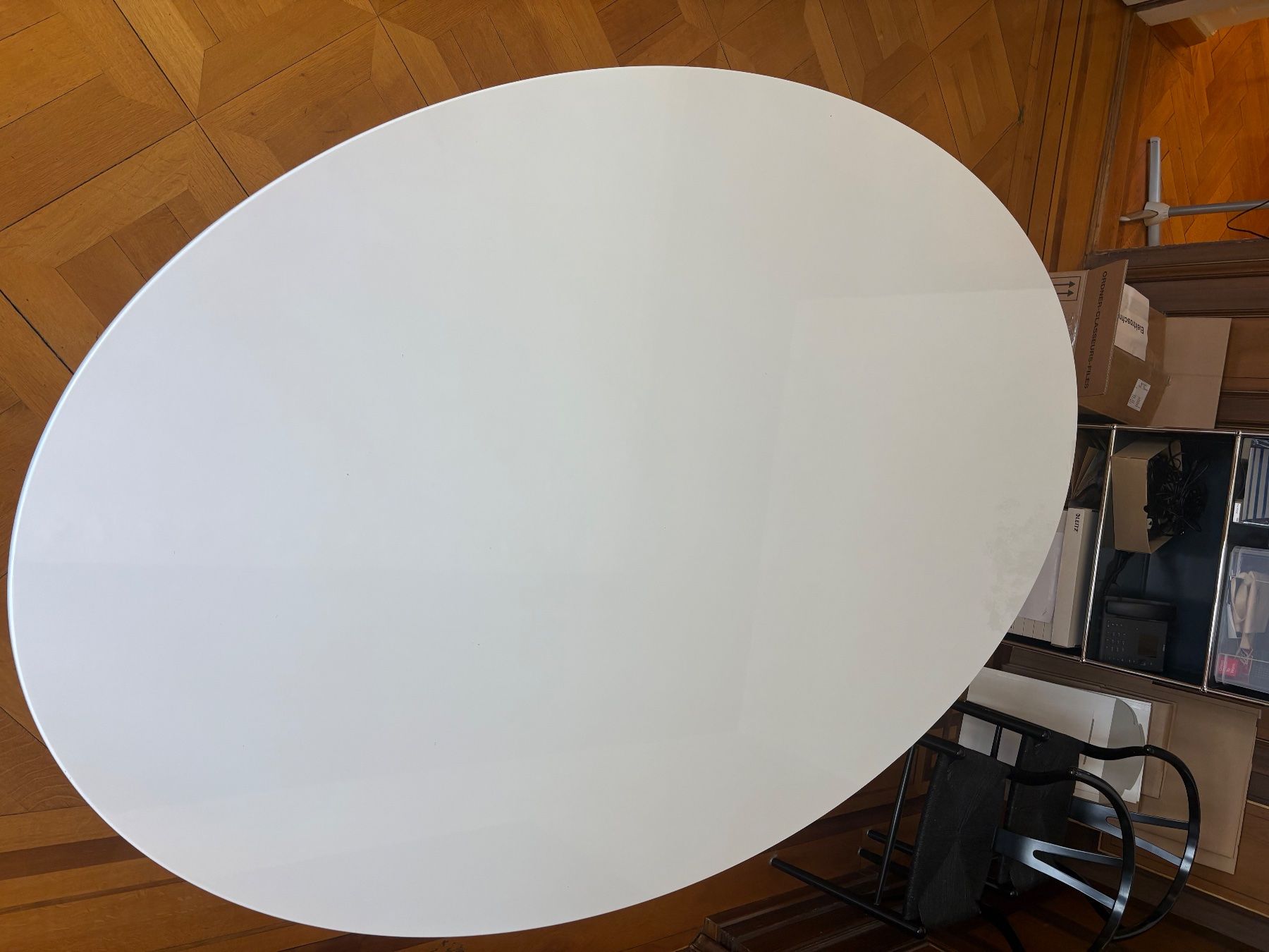 Tische: Tisch oval weiss mit Tulpenfuss – Gebraucht aus Zürich von BGPZH 2