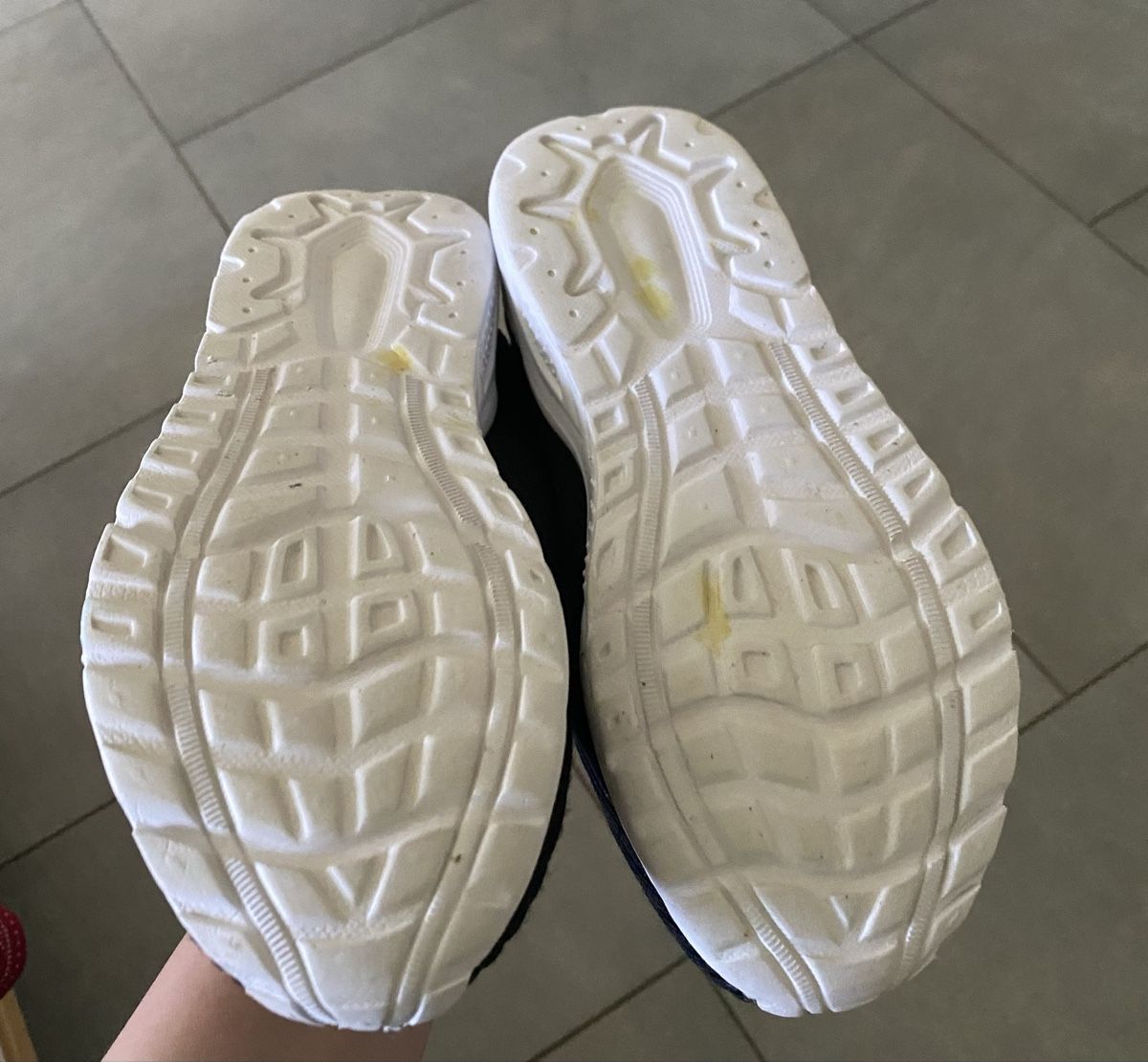 Scarpe per ragazze: Atmungsaktive Hallenschuhe, Gr. 34 – Usato da Schöfflisdorf venduto da ast_jfj7 2