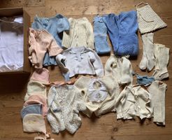 Schachtel mit sehr alten Baby- und Kinderkleidern