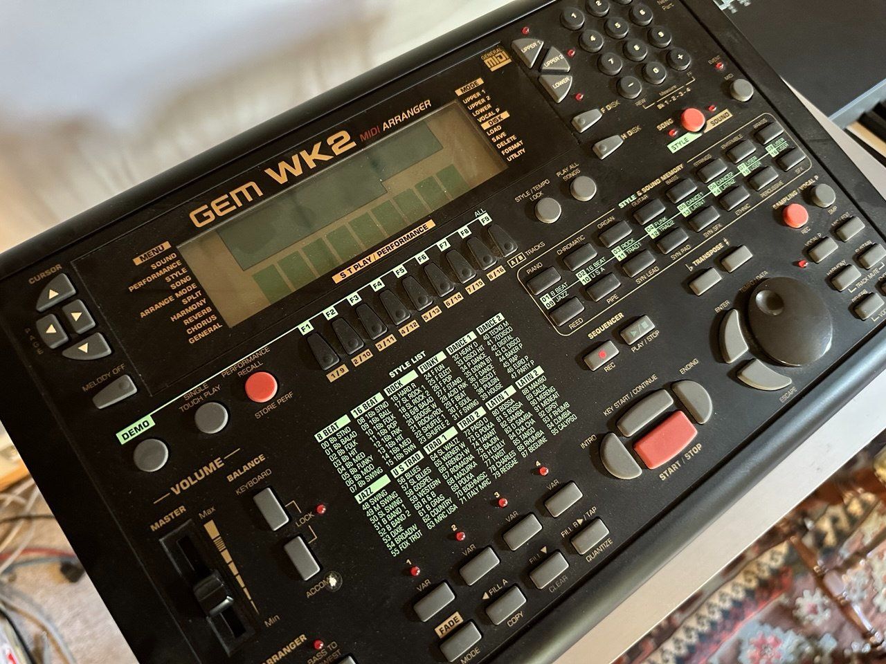 Strumenti musicali: GEM Pro 2 E-Piano + WK2 MIDI-Arranger + 3 Pedale + Noten – Usato da Fribourg venduto da Margaret18 7