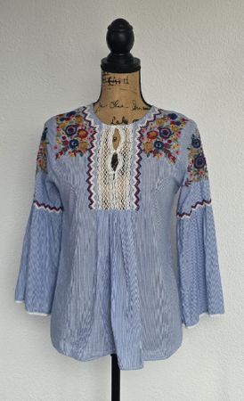 Zara Basic Bluse, Gr. M, blau gestreift, Blumenstickerei