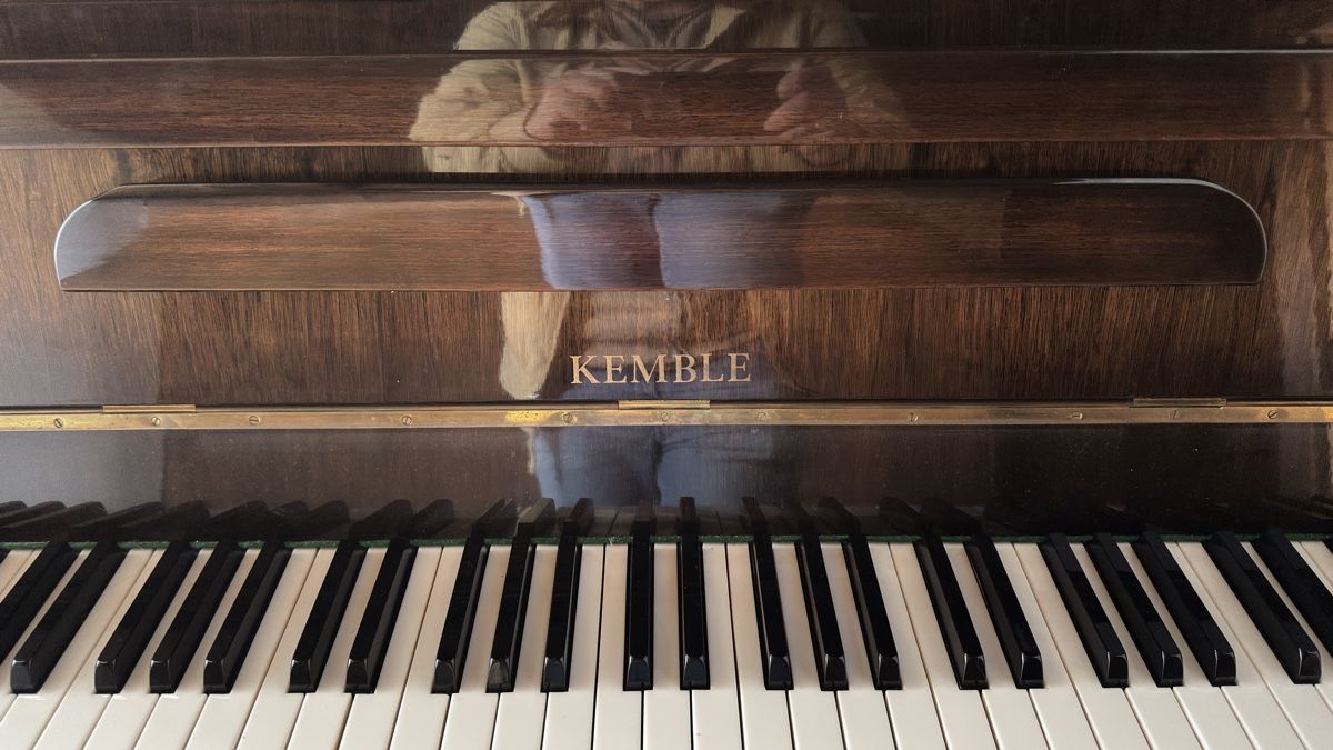 Strumenti musicali: Piano Kemble Vintage – Usato da Echarlens venduto da Gremaud.Laurent 1