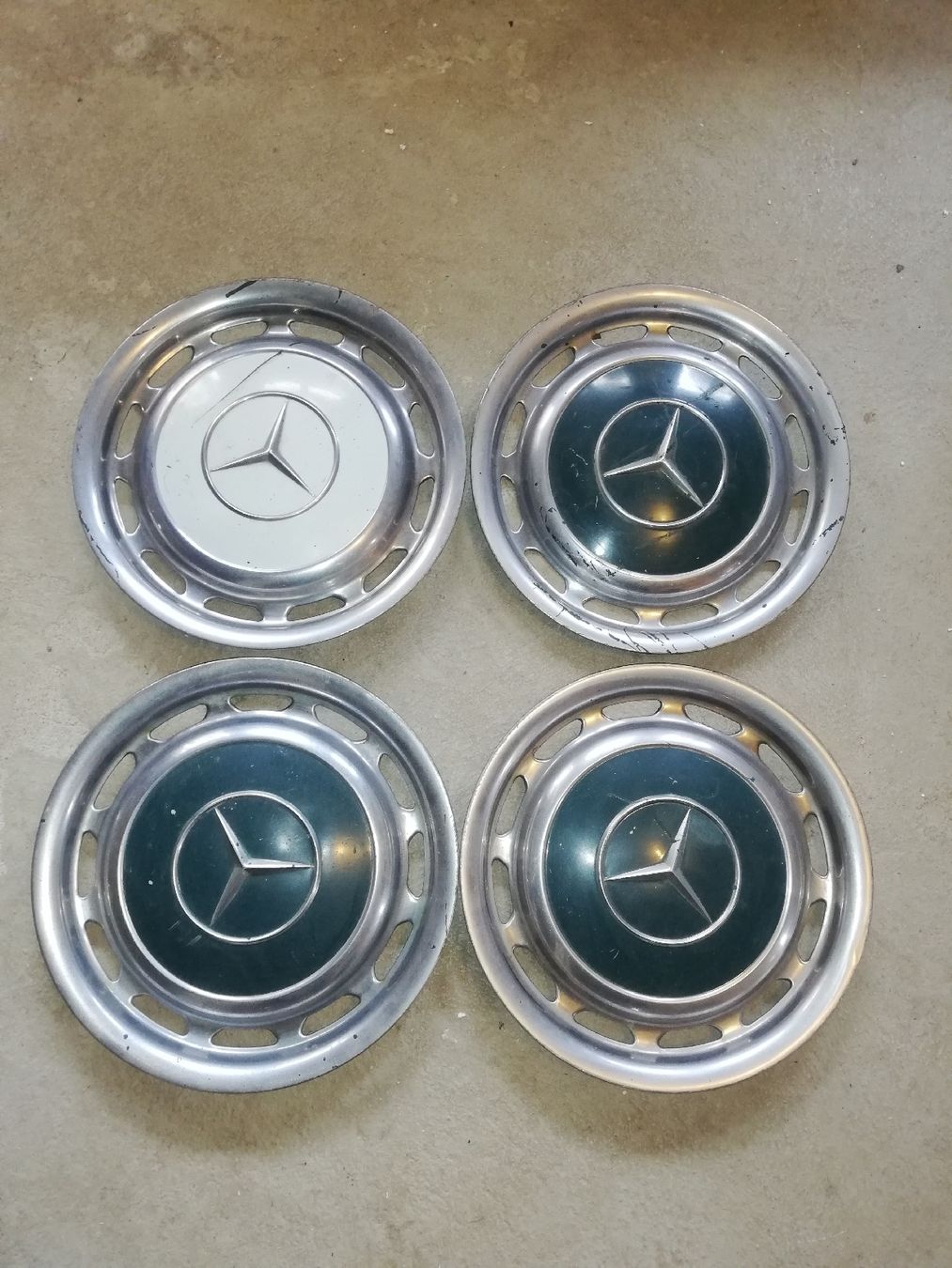 Mercedes-Benz Tutti pezzi di ricambio auto: Mercedes Oldtimer Radkappen – Usato da Lungern venduto da Lena189
