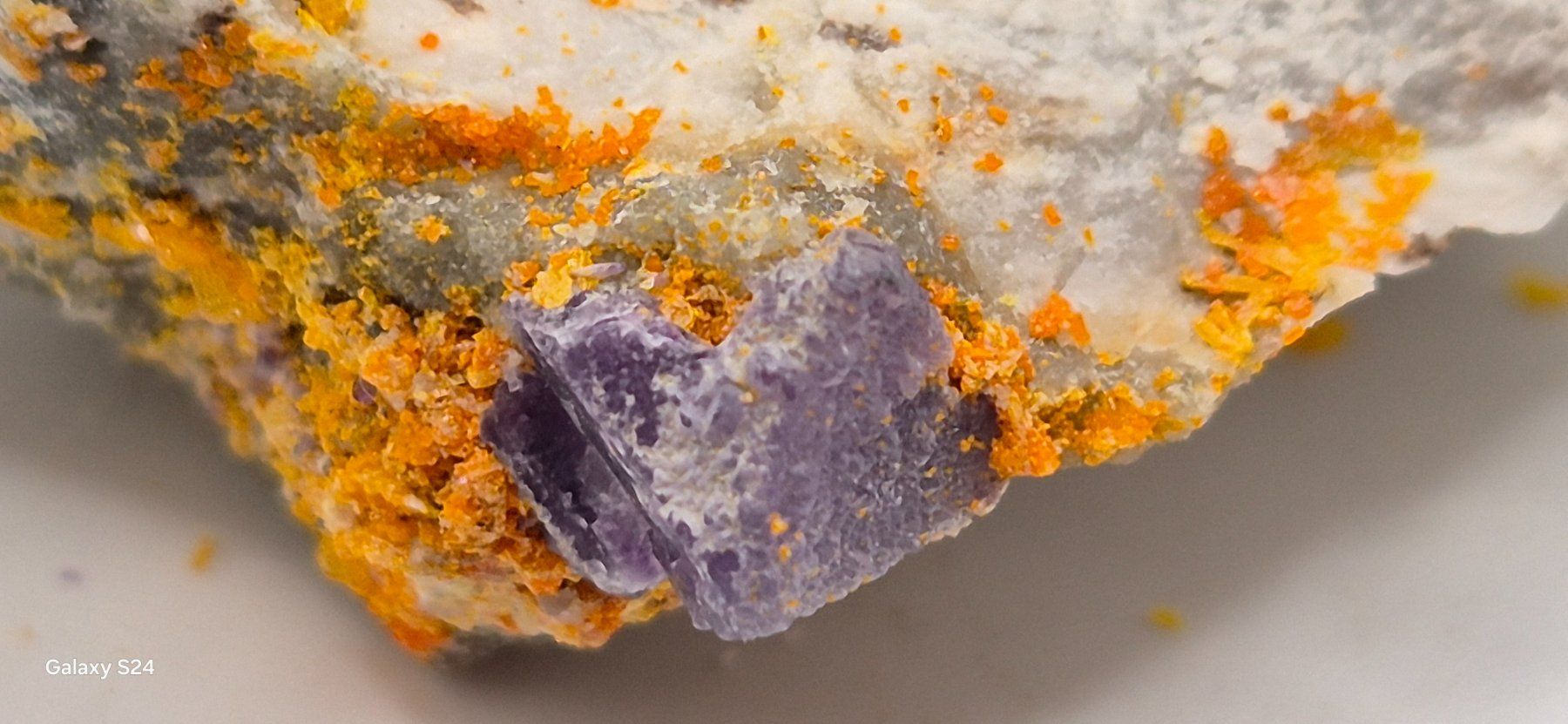 Minerali & Pietre curative: Wulfenit auf Fluorit; USA – Nuovo e nell'imballaggio originale da Winterthur venduto da LukasMineralienOase