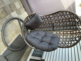 Hängesessel mit Gestell und Kissen