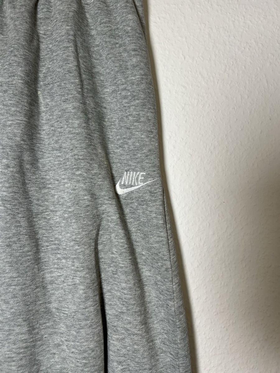 Nike Pantaloni: Nike Jogginghose Grösse M grau – Usato da Bern venduto da sor_5lyt 1