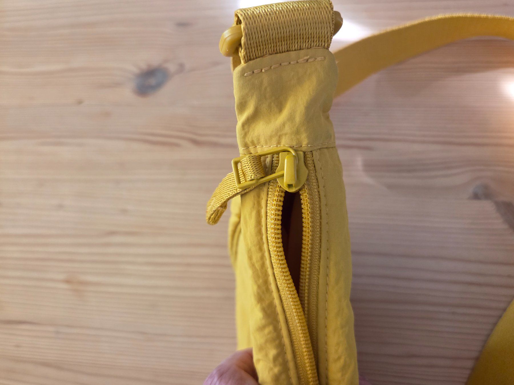 Uniqlo Borse: gelb Uniqlo Crossover Umhänge-Tasche – Usato da Liestal venduto da ITOlio 1