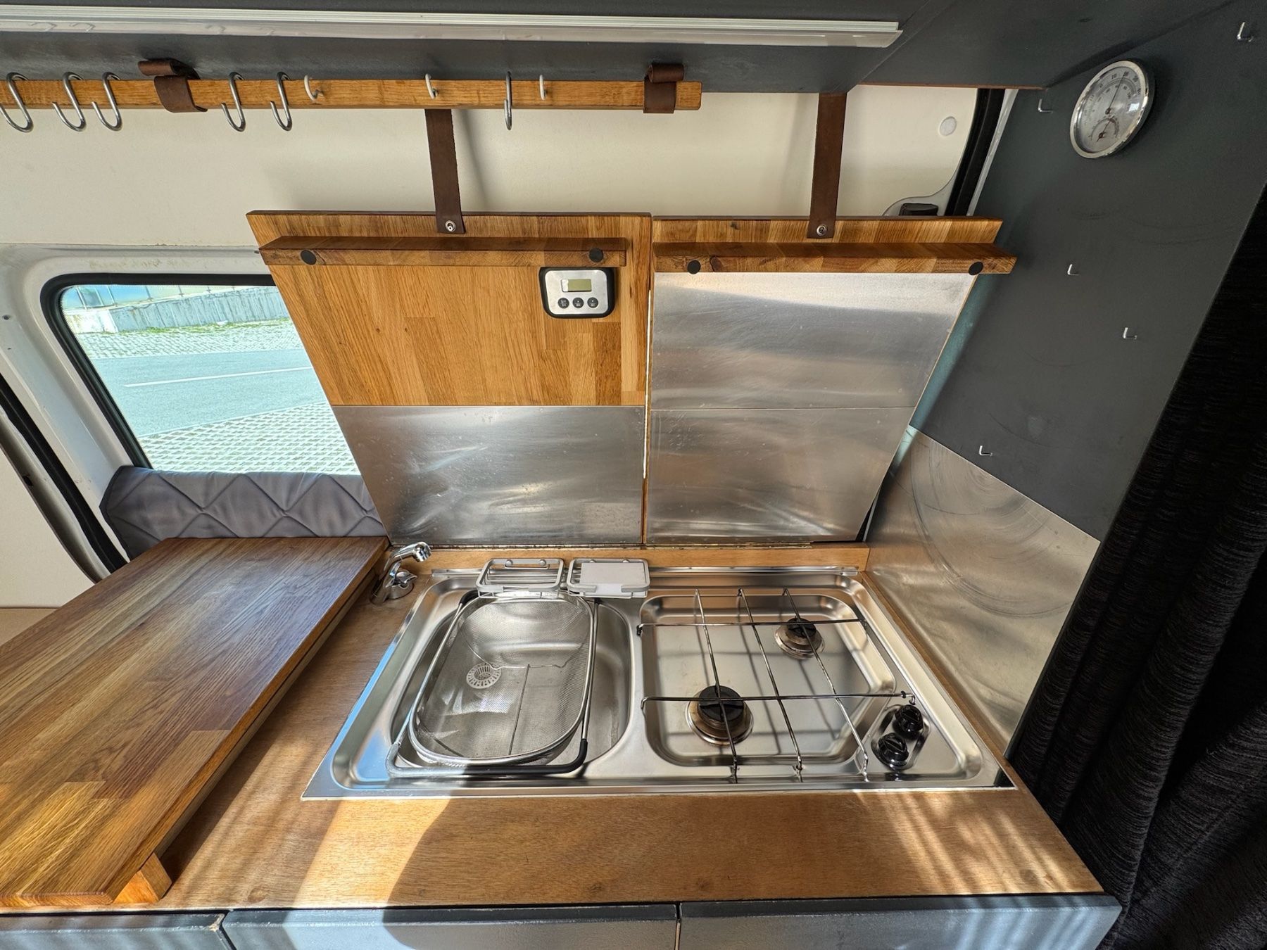 Mercedes-Benz Camping Fahrzeuge: Abenteuerbereit: Mercedes-Benz Sprinter Camper – Gebraucht aus Naters von ana_9gx8 7