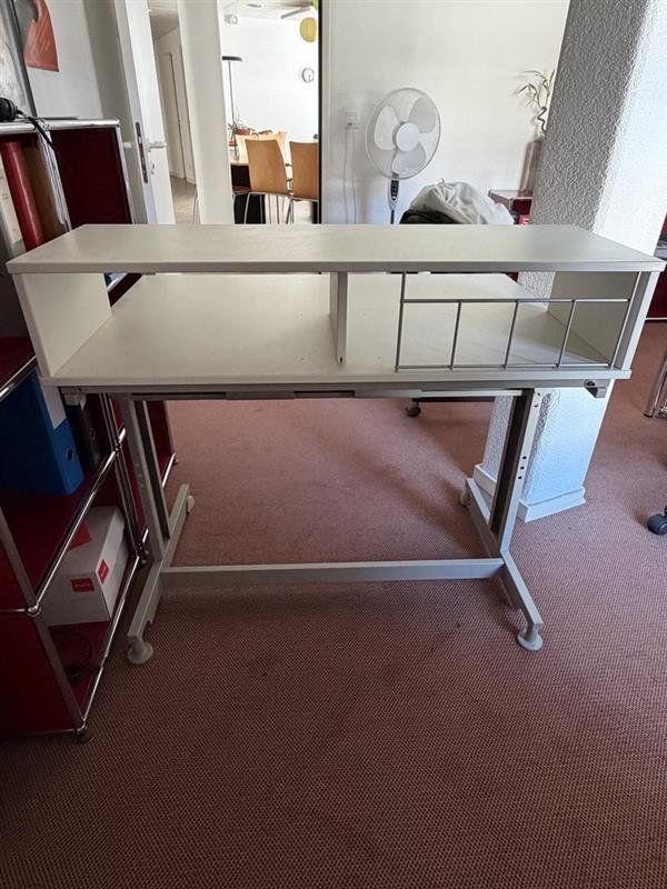 Schreibtische: Bureau blanc sur roulettes – Gebraucht aus Yverdon-les-Bains von bhoewler 1