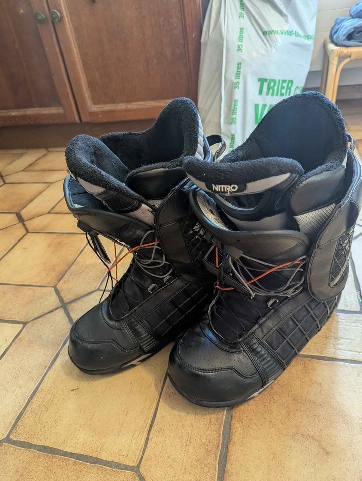 Snowboard Nitro Board: Bottes de snowboard Nitro 45.5 – Usato da Ardon venduto da mik_9m56