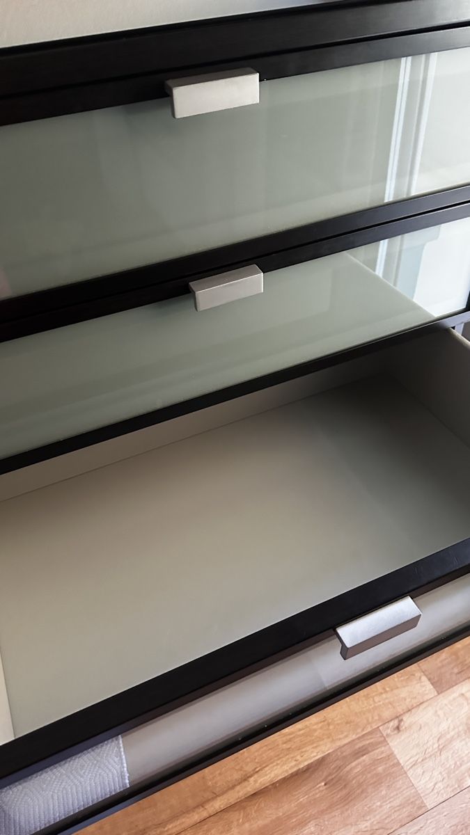 Cassettiere: Kommode Schubladen schwarz Glasfronten gebraucht 6 Schublade – Usato da Wetzikon venduto da SuzyQ. 4