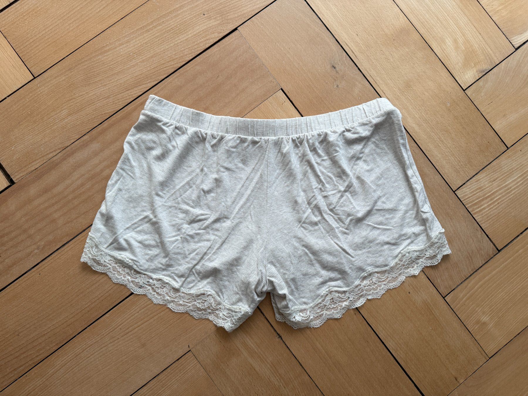 Pantaloni: Shorts weiss-beige mit Spitze S – Usato da Zürich venduto da Diazaio 2