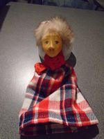 Puppentheaterfigur Grossmutter / ohne Arme, roter Schal