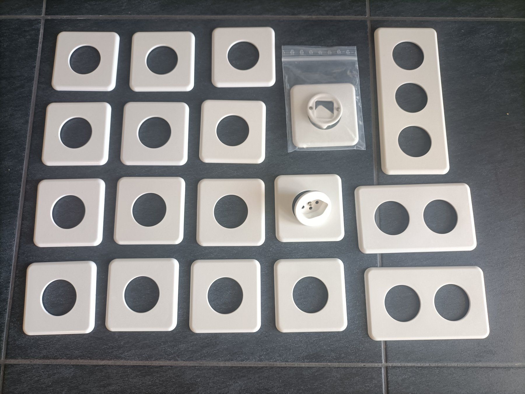 Feller Stecker: Diverse Feller Abdeckplatten STANDARDdue – Gebraucht aus Rudolfstetten von Ivost