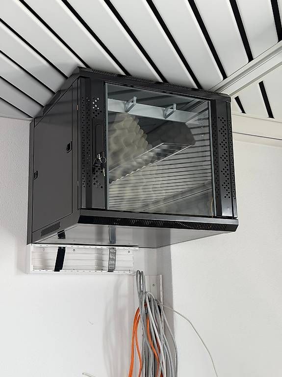 Racks & Ständer: Leises Serverrack in Top Zustand – Neu und originalverpackt aus Dietlikon von off_w878