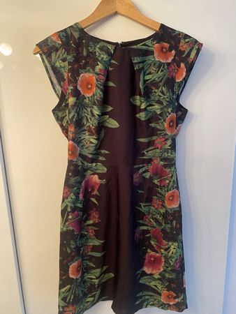 Sommerliches Blumenkleid, perfekt für warme Tage!