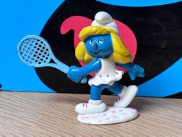 Tennis-Schlumpfine mit blauem Schläger!