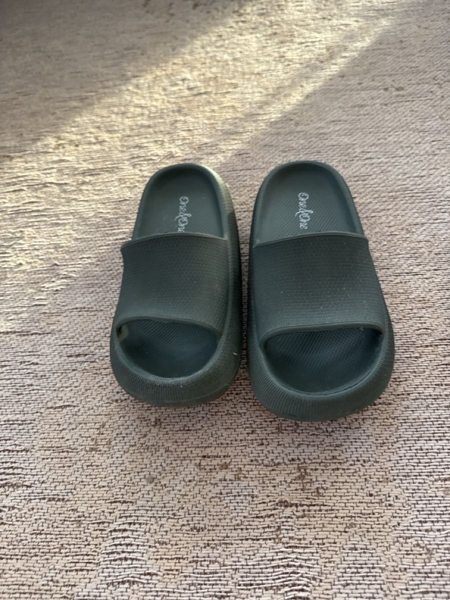 Scarpe da donna: One&One Schlappen Olivgrün – Usato da Zuzwil SG venduto da DanielaB46