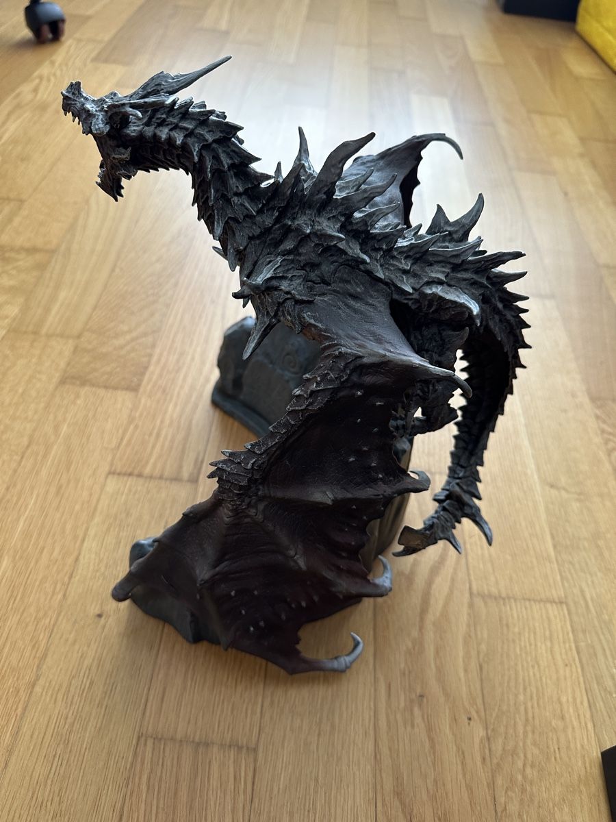 Libri: The elder scrolls V Skyrim - Buch und Drache  – Nuovo (secondo la descrizione) da Schüpfen venduto da Poly_pi 2