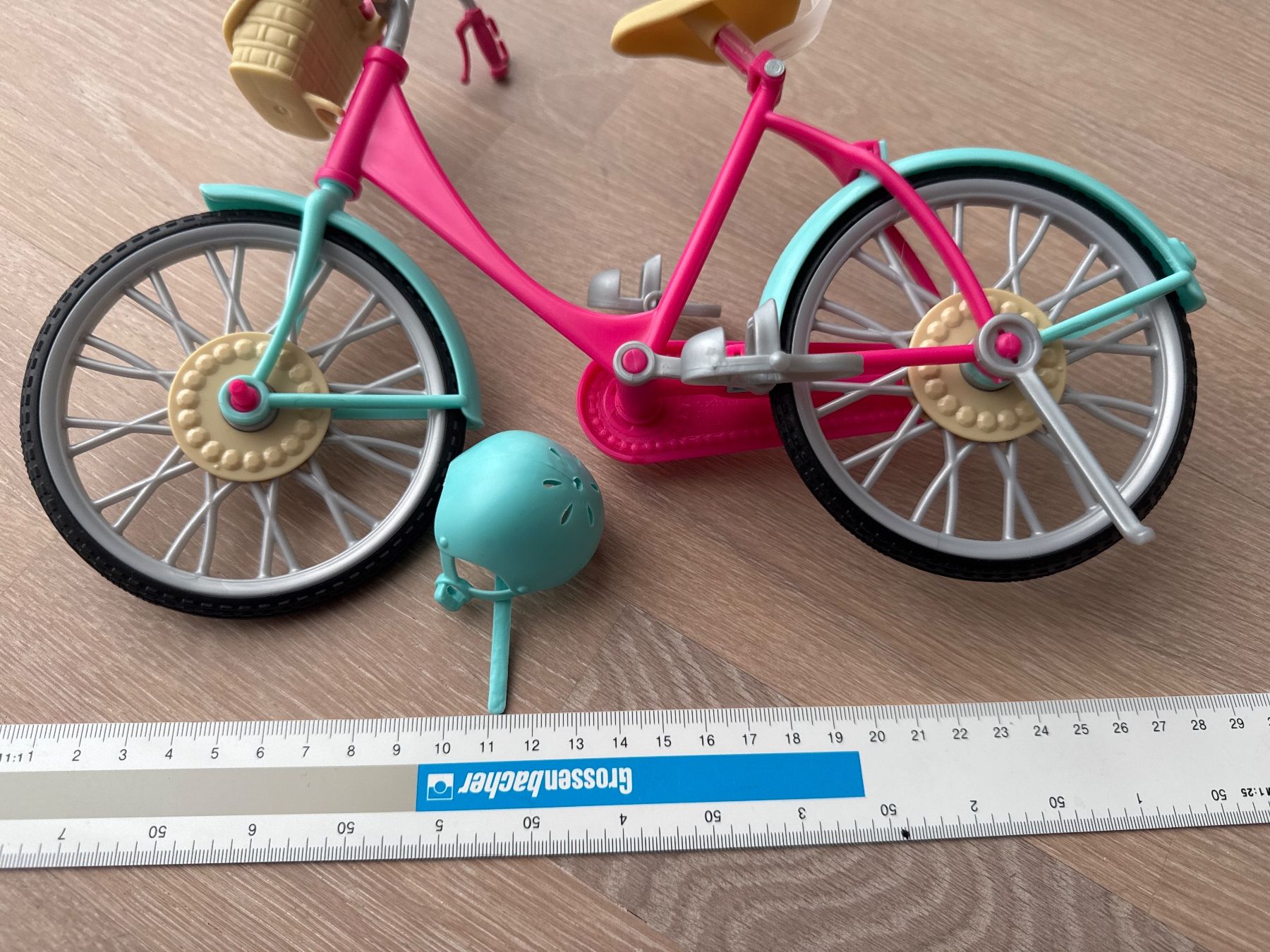 Bambole: Frahrrad von Barbie mit Helm – Usato da Birmensdorf ZH venduto da Orion999 1