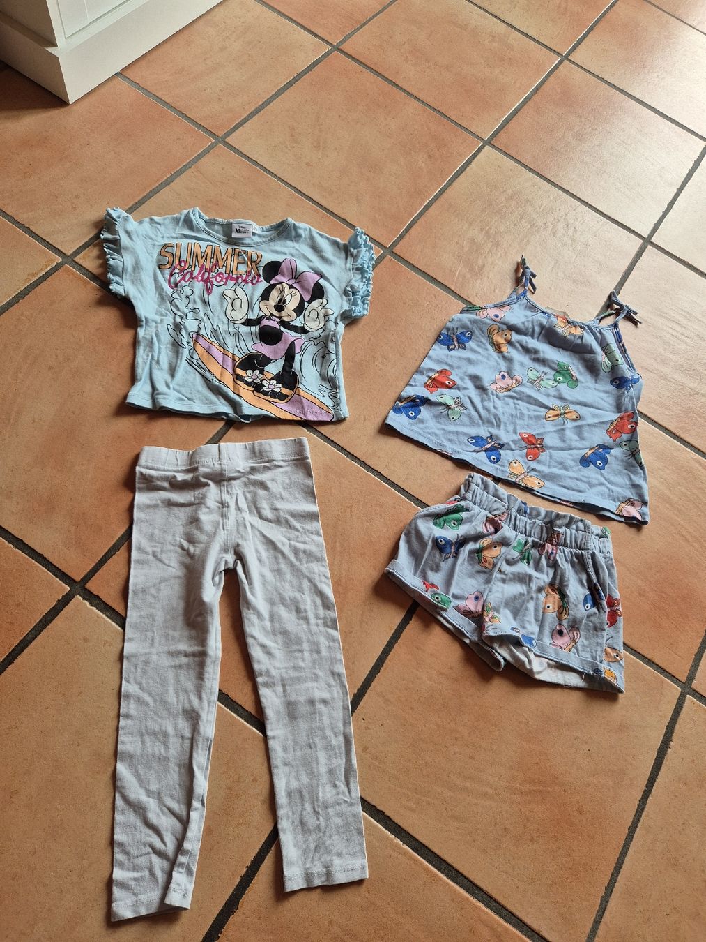 Lotti & Set di vestiti: Kleiderpaket 104/110 Mädchen – Usato da Wynigen venduto da La_Talpa 3