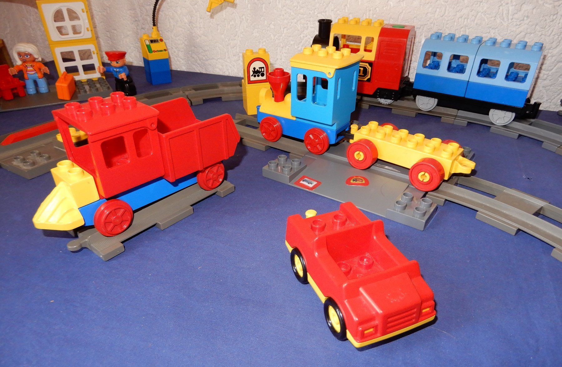 Lego Kit di costruzioni: DUPLO Eisenbahn mit E-Lok 5135, Bahnhof, Schiebezug, Auto – Usato da Senèdes venduto da tintinette43 4