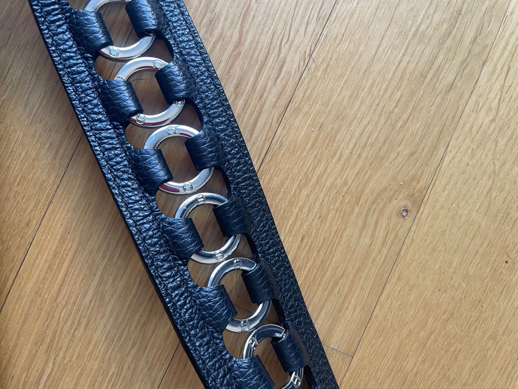 Aigner Borse: AIGNER Clutch mit drei Fächern und coolem Strap – Usato da Zürich venduto da fabienne1234 3