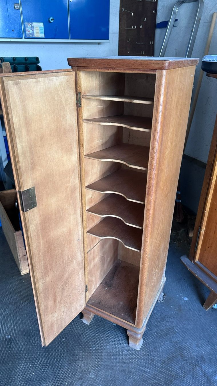 Armoires: Schmaler Holzschrank mit Regalfächern gebraucht – D'occasion à Basel par Rstoessel 1
