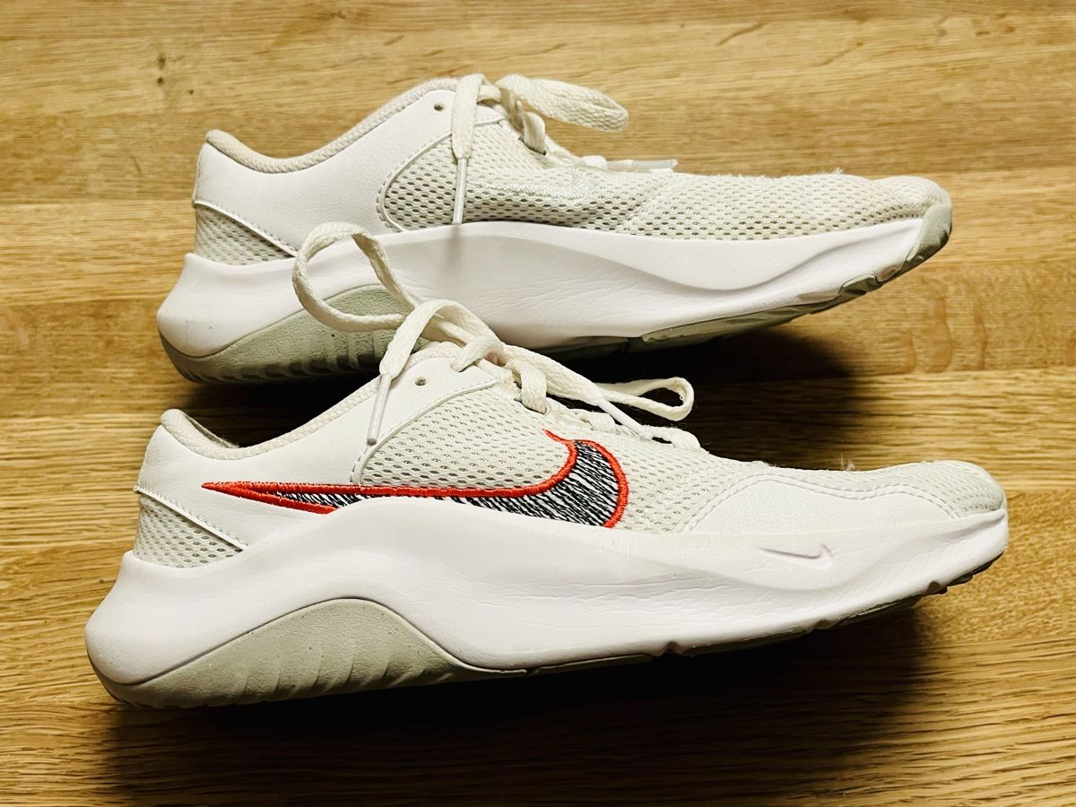 Nike Scarpe da donna: Nike Laufschuhe weiss in Grösse 37.5 – Usato da Fehraltorf venduto da nolram75 1