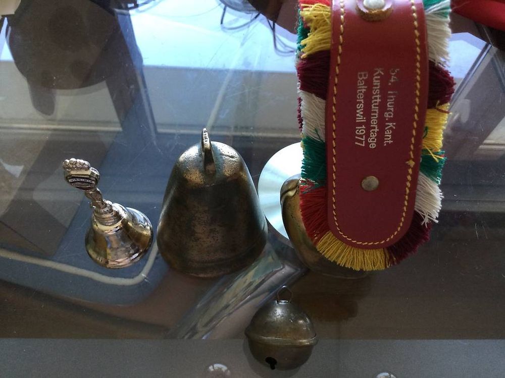 Campanacci mucche: 4 x Glocken zusammen – Usato da Zürich venduto da ABBA58 2