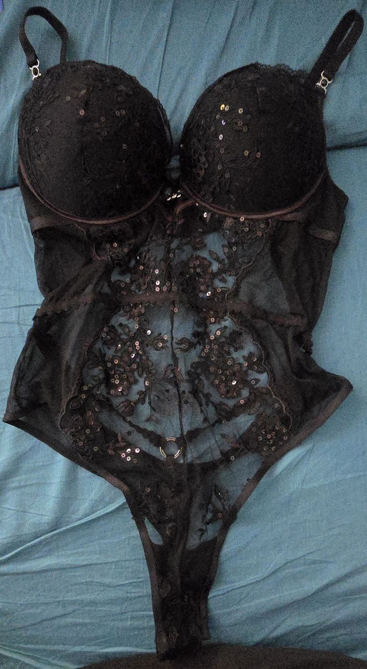 Altra biancheria intima: SECOND HAND: Roter&weisser BH, schwarzer Body, Gr. 75B/C – Usato da Seuzach venduto da K_N 2