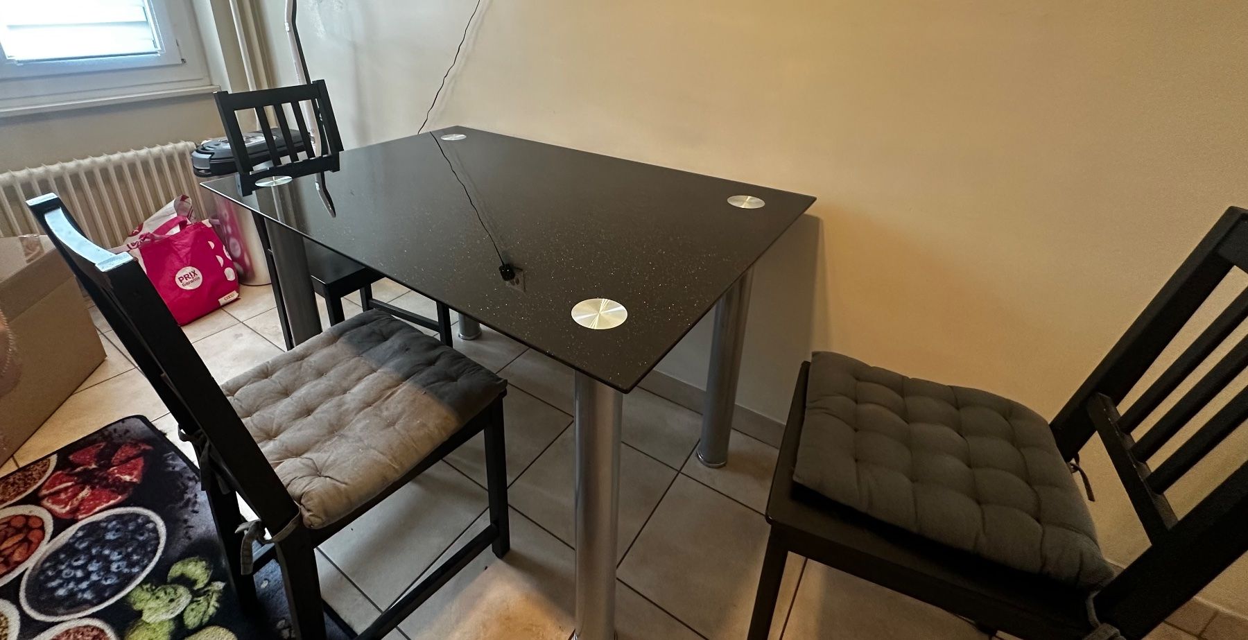 Tischset: Table de cuisine en verre avec 3 chaises – Gebraucht aus La Chaux-de-Fonds von mar_ts5d 2