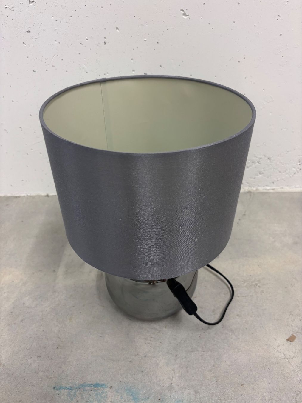 Lampade: Lampe mit Glasfuss, grau – Usato da Zürich venduto da sch_8tvj