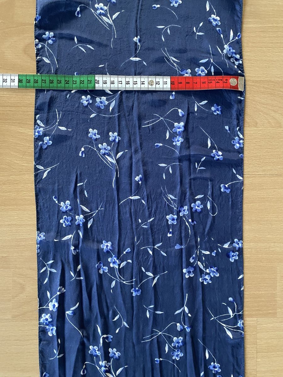 Fabric Frontline Foulard & Sciarpe: Blauer Seidenschal mit Blumenmuster - Top Zustand! – Nuovo (secondo la descrizione) da Buochs venduto da H16 7
