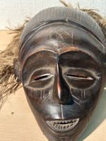 Masque africain ancien en bois sculpté à la main