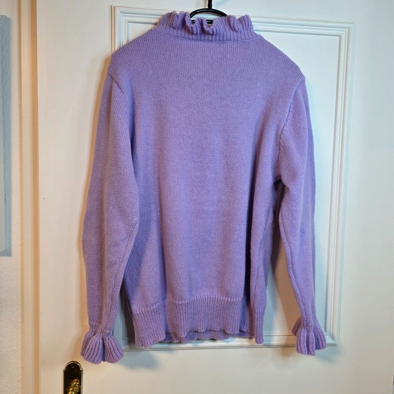 Pullover & Sweatshirts: Damen Pullover Gr. M Lavendel Rüschen Strickpullover – Gebraucht aus Wald ZH von CapLux 1
