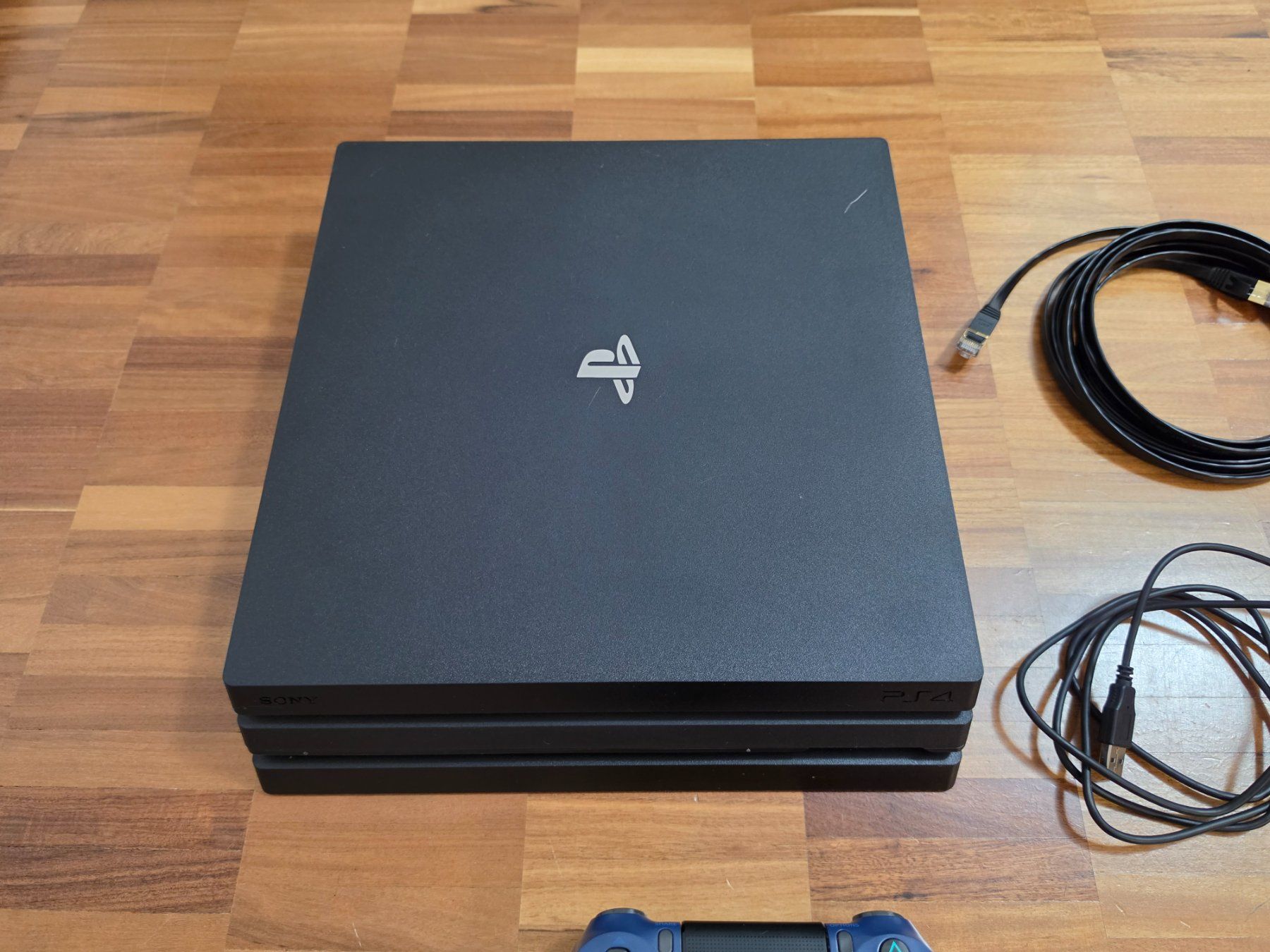 Sony Console: PS4 Pro mit Controller und Zubehör ab 1 Fr.- – Usato da Chur venduto da Ghostwulf 1
