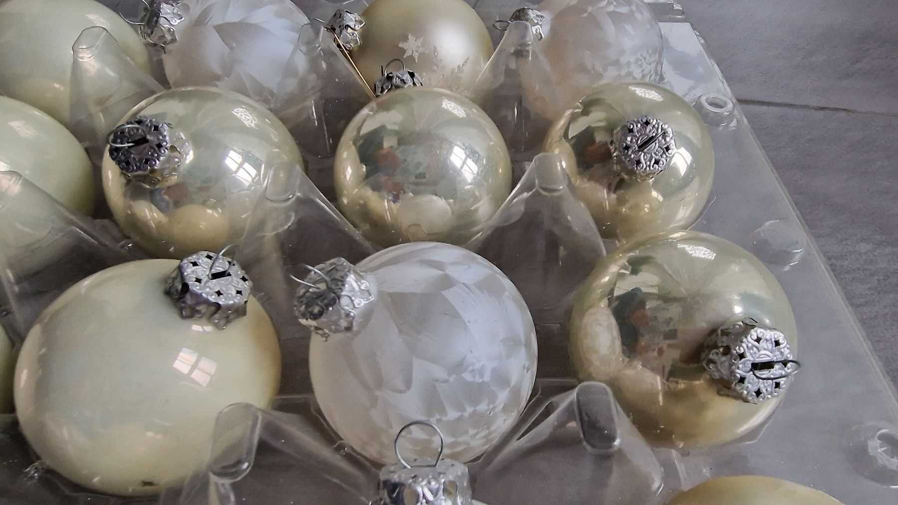Tutte le decorazioni: 2 Boxen mit 36 Weihnachtskugeln, div. Farben – Usato da Wil  AG venduto da Kfloh 3