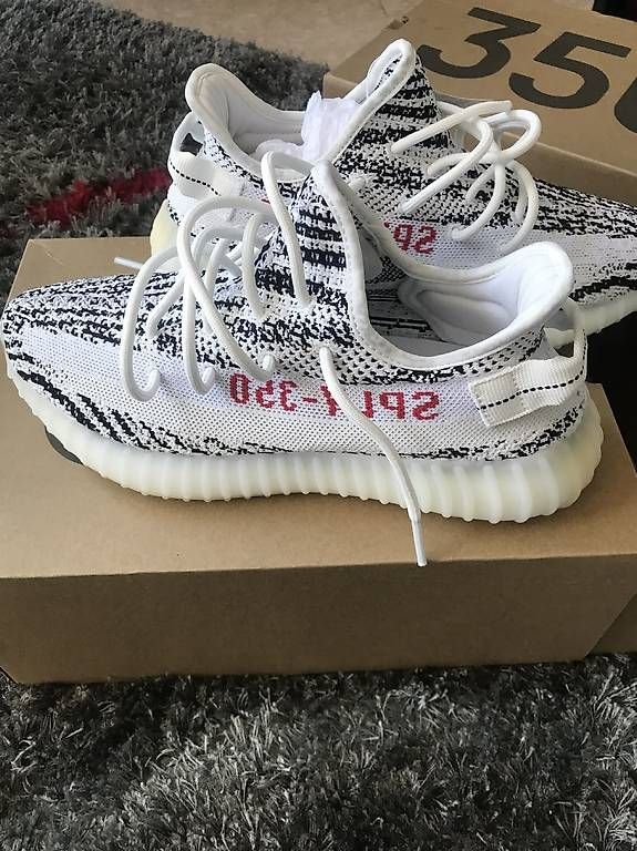 Herrenschuhe: Zeezy Boost 350 V2 Zebra – Gebraucht aus Flawil von ste_l8l7