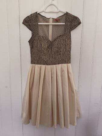 Chi Chi London Elegantes Spitzenkleid Beige Schwarz Gr. 36