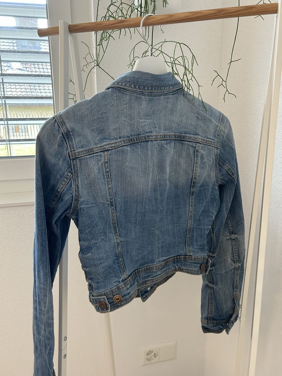 H&M Giacche: H&M Jeansjacke Grösse 34 – Usato da Niederhelfenschwil venduto da aur_ms6f 1