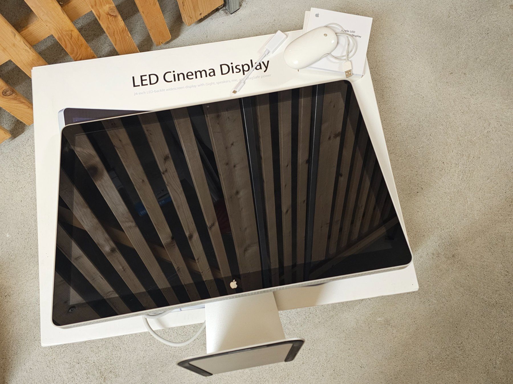 Apple Monitor: Apple Cinema Display + USB-C Adapter + Apple Maus – Nuovo (secondo la descrizione) da Wettingen venduto da dia_hv56 4
