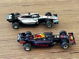 Zwei Carrera Formel 1 Autos Red Bull und Petronas