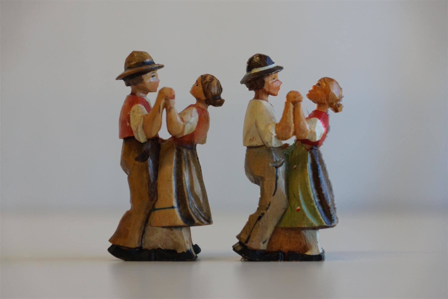 Articles en bois: 2 tanzende Ehepaare , geschnitzt – Neuf avec emballage d'origine à Brienz BE par P.Edelweiss 5