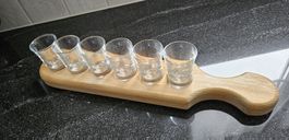 Neuwertiges Shotglas-Set mit Holzbrett, 6 Gläser