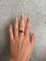 Goldener Ring mit grünem Stein