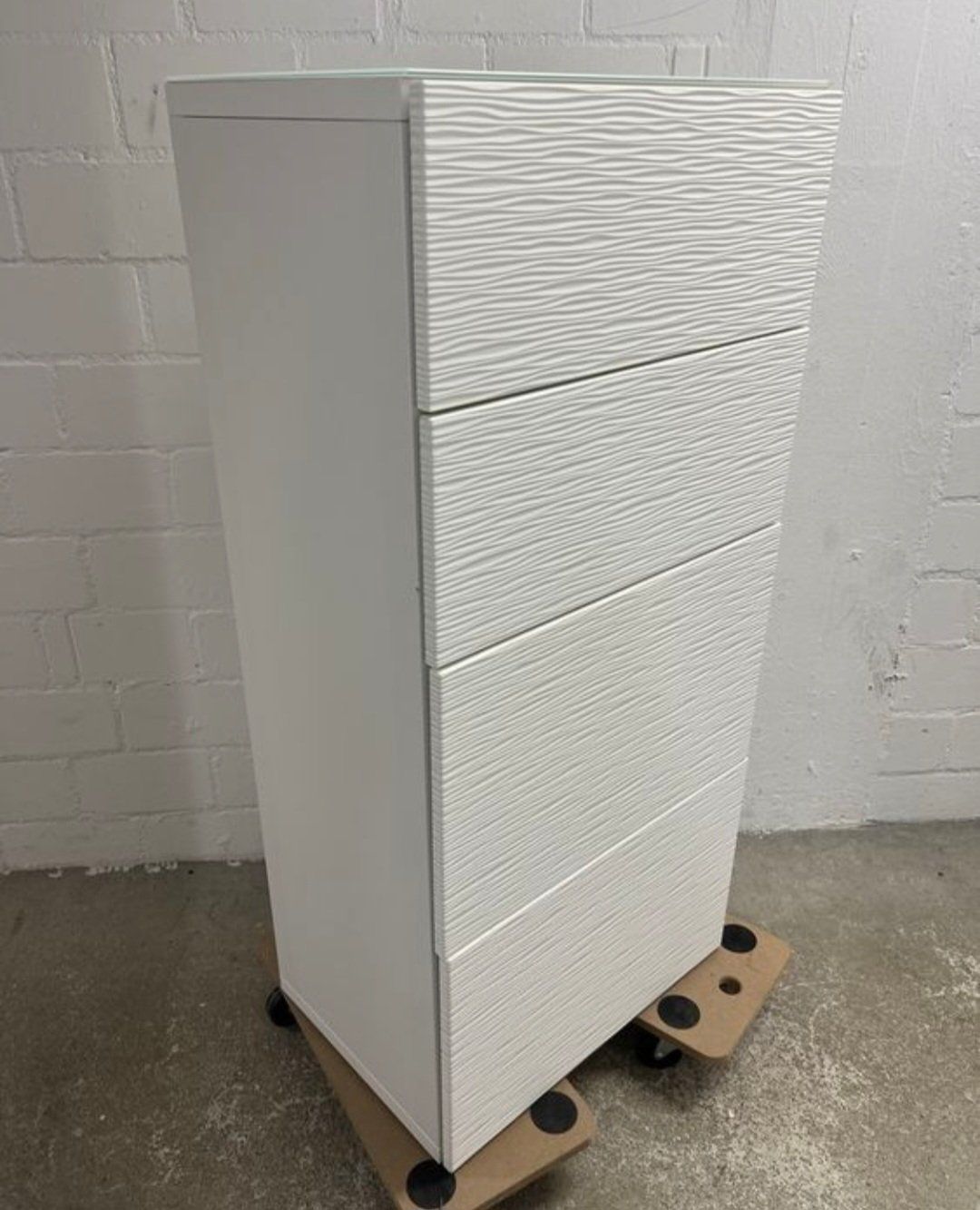Ikea Cassettiere: IKEA BESTÅ Kommode mit 4 Schubladen – Usato da Oberwil b. Zug venduto da Pion2019