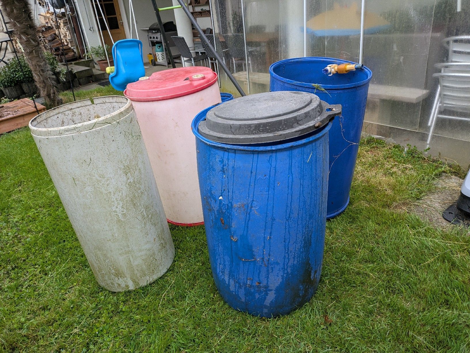 Zubehör: Fünf Plastikfässer  – Gebraucht aus Trimbach von ztaylor