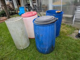 Fünf Plastikfässer 
