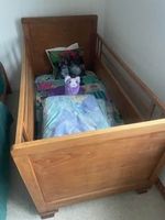Antikes Kinderbett aus massiv Holz